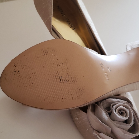 Nine West 6.5 Champagne color open toe heels - Picture 4 of 4